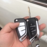 ​车钥匙丢车里砸哪块玻璃合算?