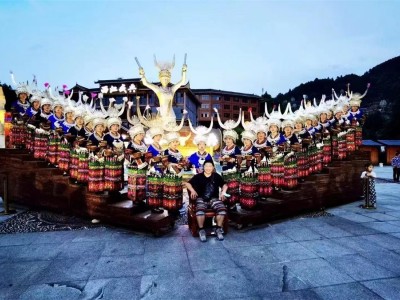 贵州西江苗寨旅游包车5座7座小中大巴车图1