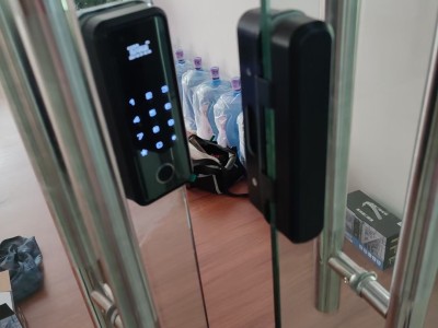 新余开锁玻璃门安装指纹锁图1